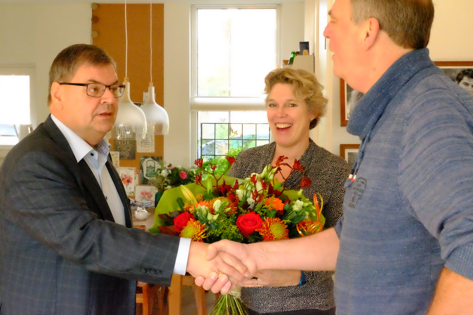 Wethouder Alfons Steggink van de gemeente Dinkelland verrast Huub en Annet Stroot uit Denekamp met een bos bloemen
